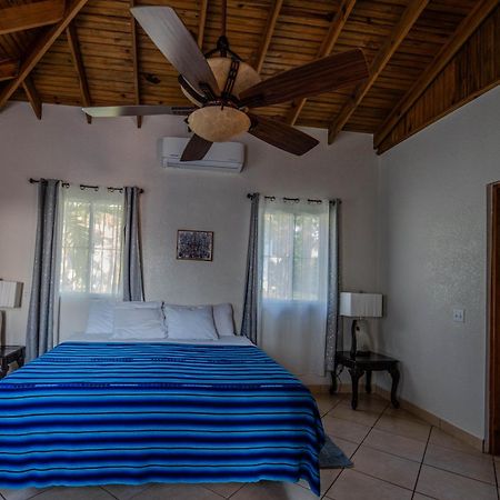 Seaside Inn Roatan West Bay Exterior photo